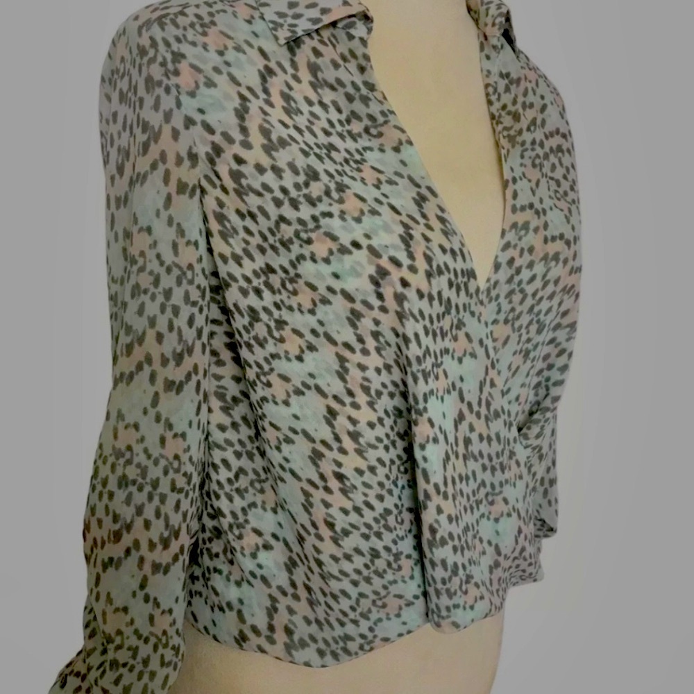 NWT Bebe Women's Animal Print Wrap Roll Tab Sleeves Chiffon Cropped Top - Picture 3 of 13